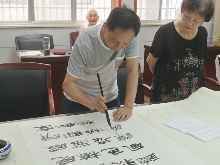 老同志李新东现场表演.jpg