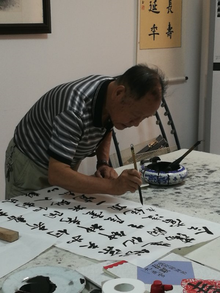 老同志周诗成现场表演.jpg