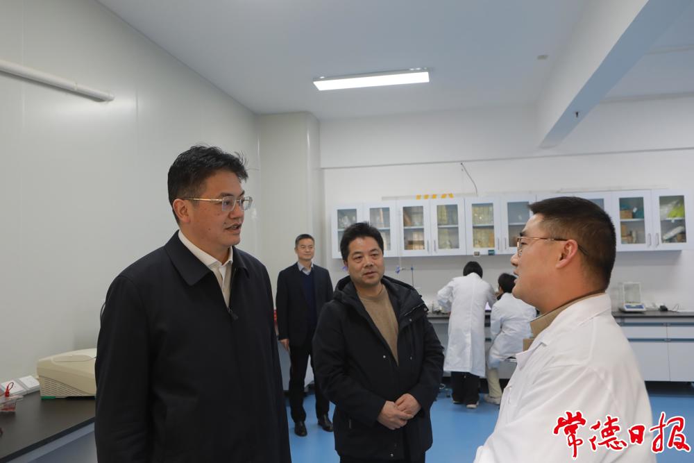 市委书记罗毅君看望慰问专家邓爱华