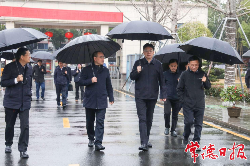 市委书记罗毅君（右三）在常德市第十一中学调研