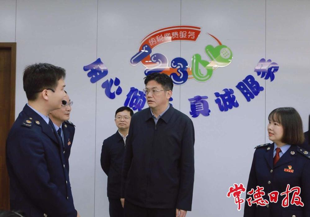 市委书记罗毅君（右二）在市税务局调研